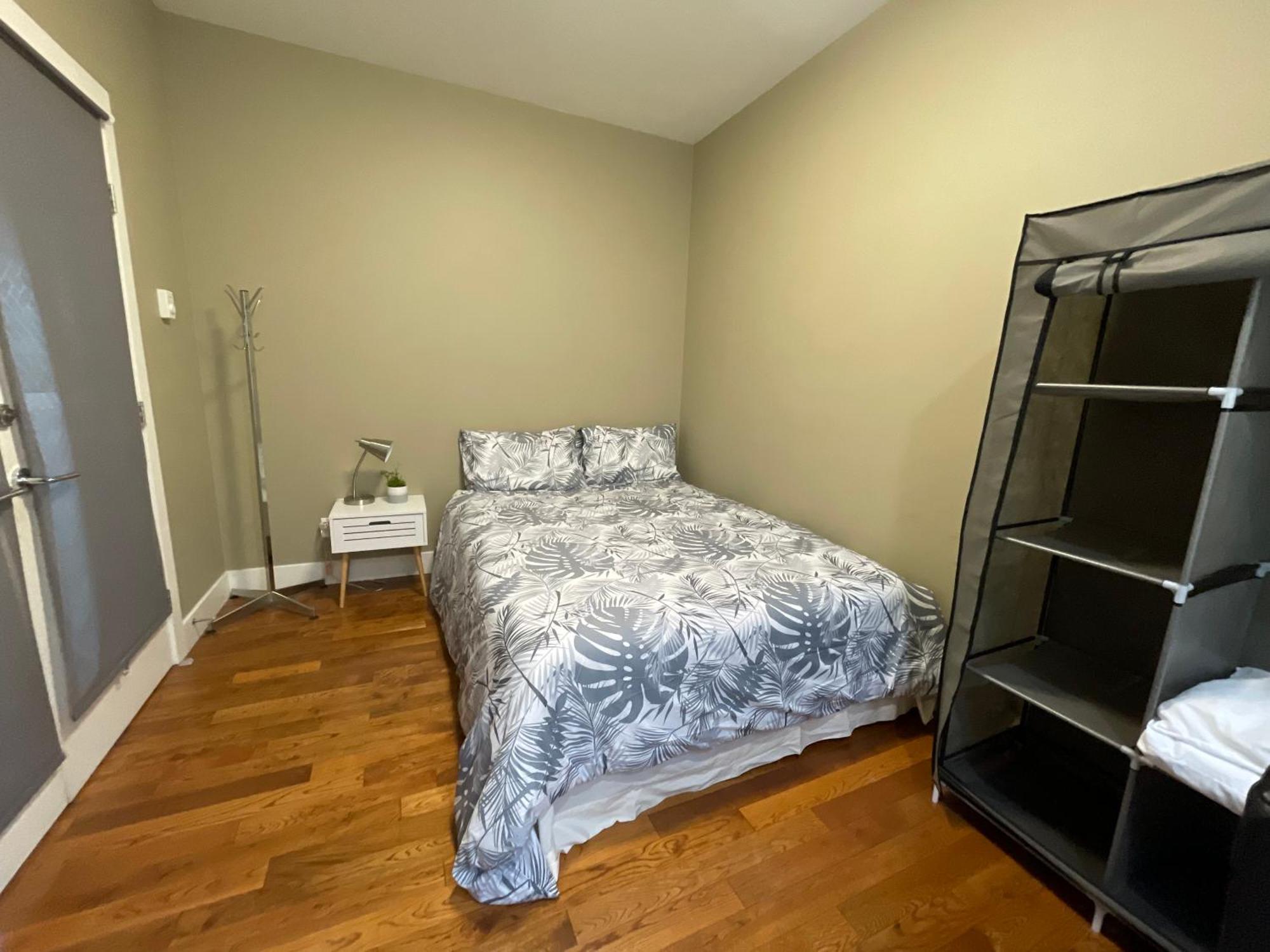Guest Room With Private Bath In Langford วิกตอเรีย ภายนอก รูปภาพ