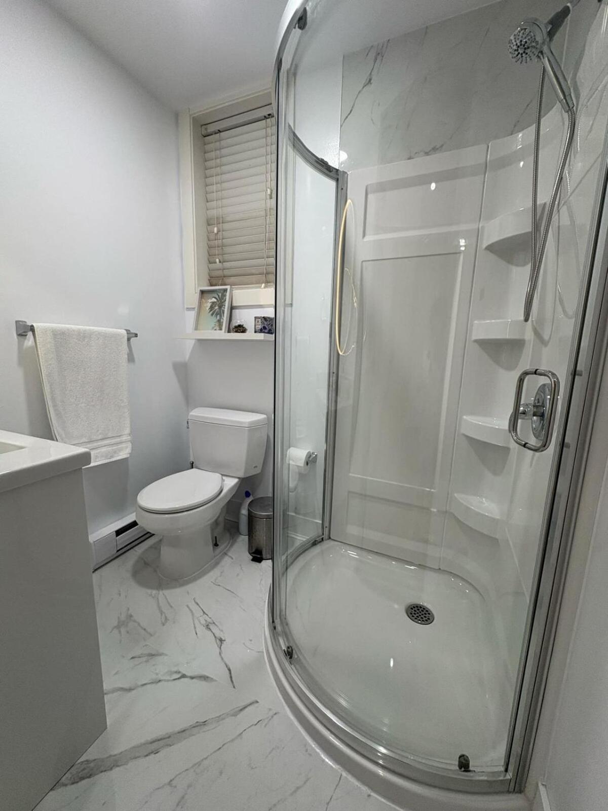 Guest Room With Private Bath In Langford วิกตอเรีย ภายนอก รูปภาพ