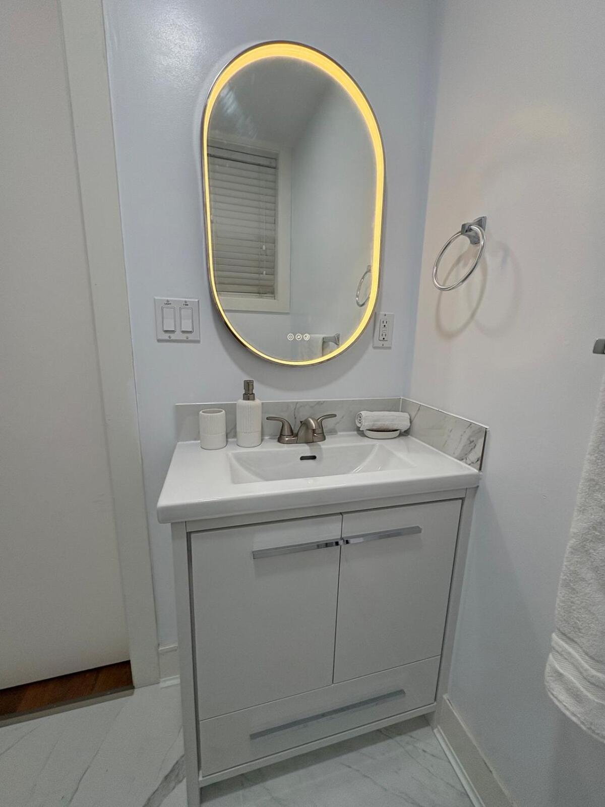 Guest Room With Private Bath In Langford วิกตอเรีย ภายนอก รูปภาพ