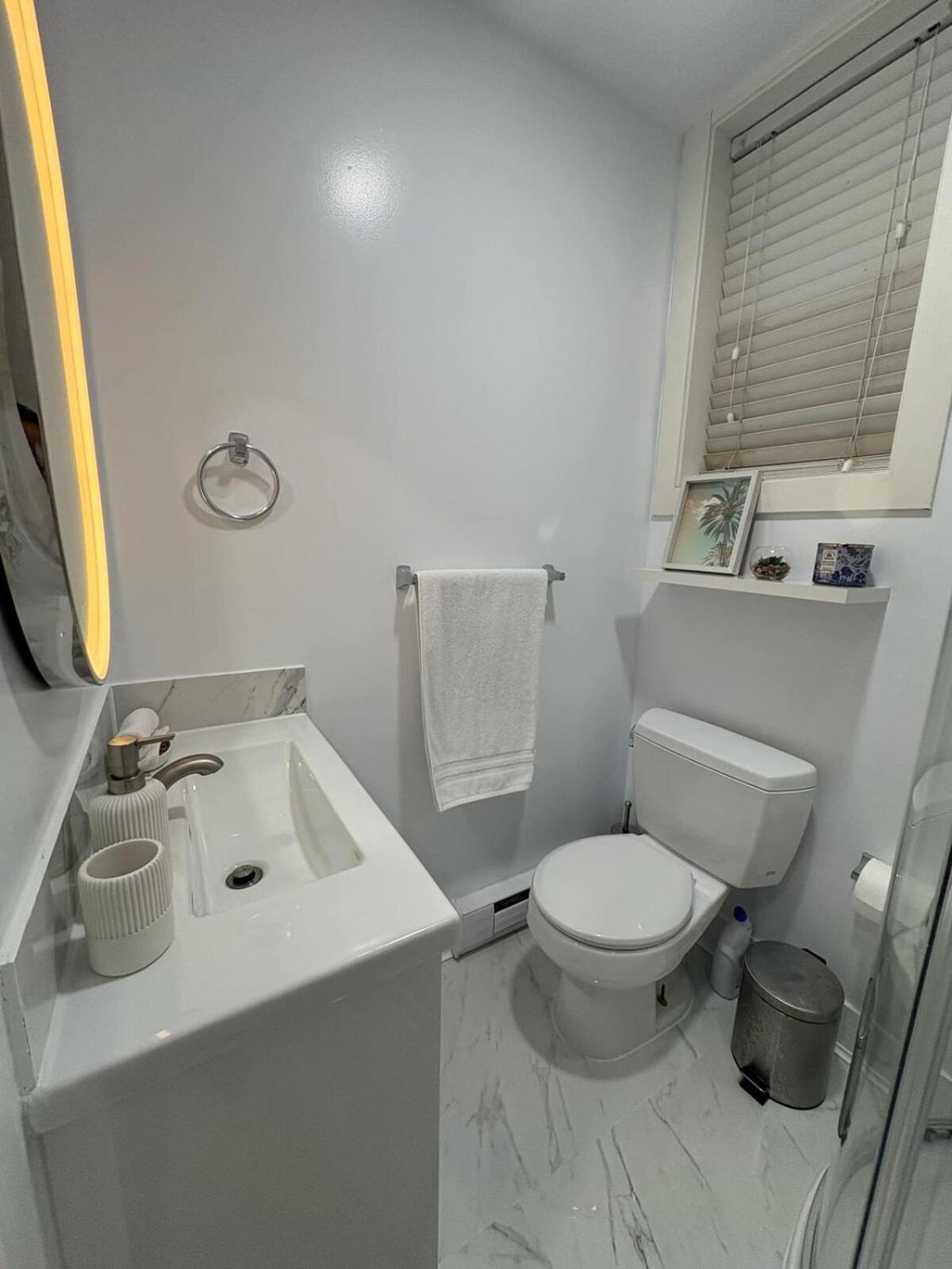 Guest Room With Private Bath In Langford วิกตอเรีย ภายนอก รูปภาพ
