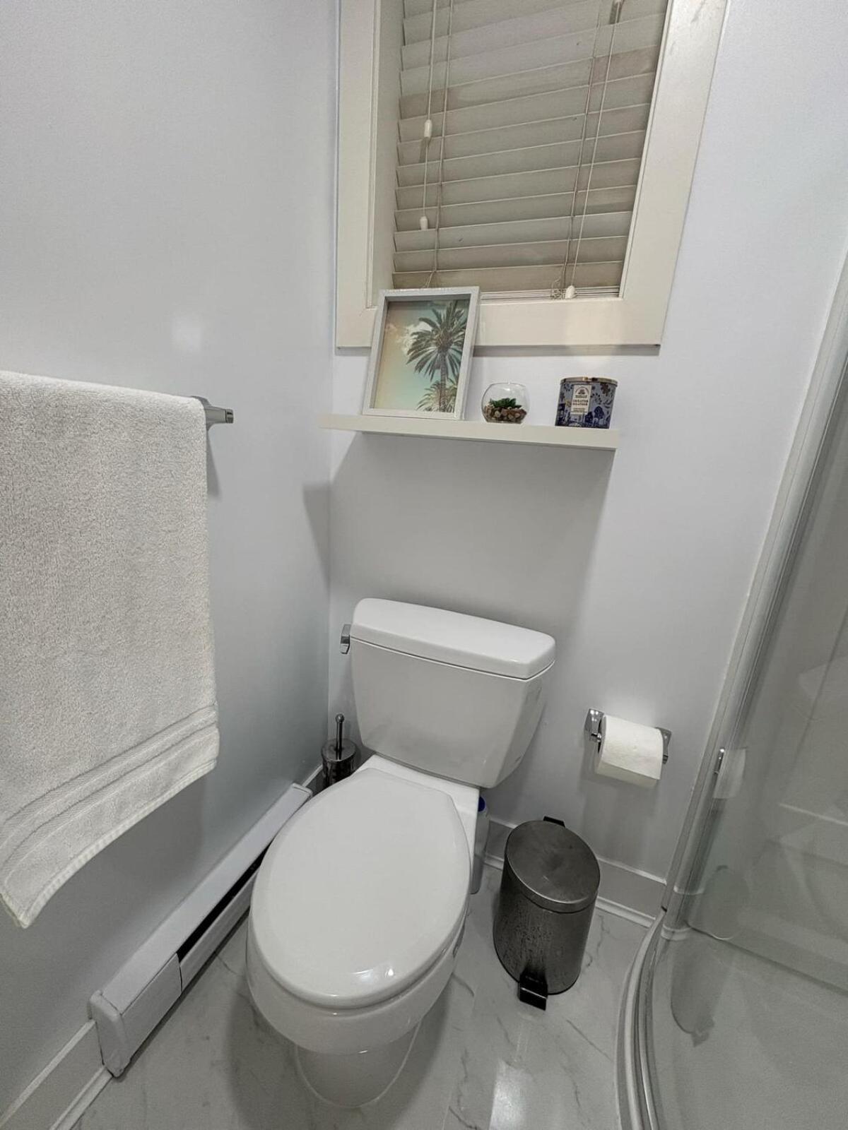 Guest Room With Private Bath In Langford วิกตอเรีย ภายนอก รูปภาพ