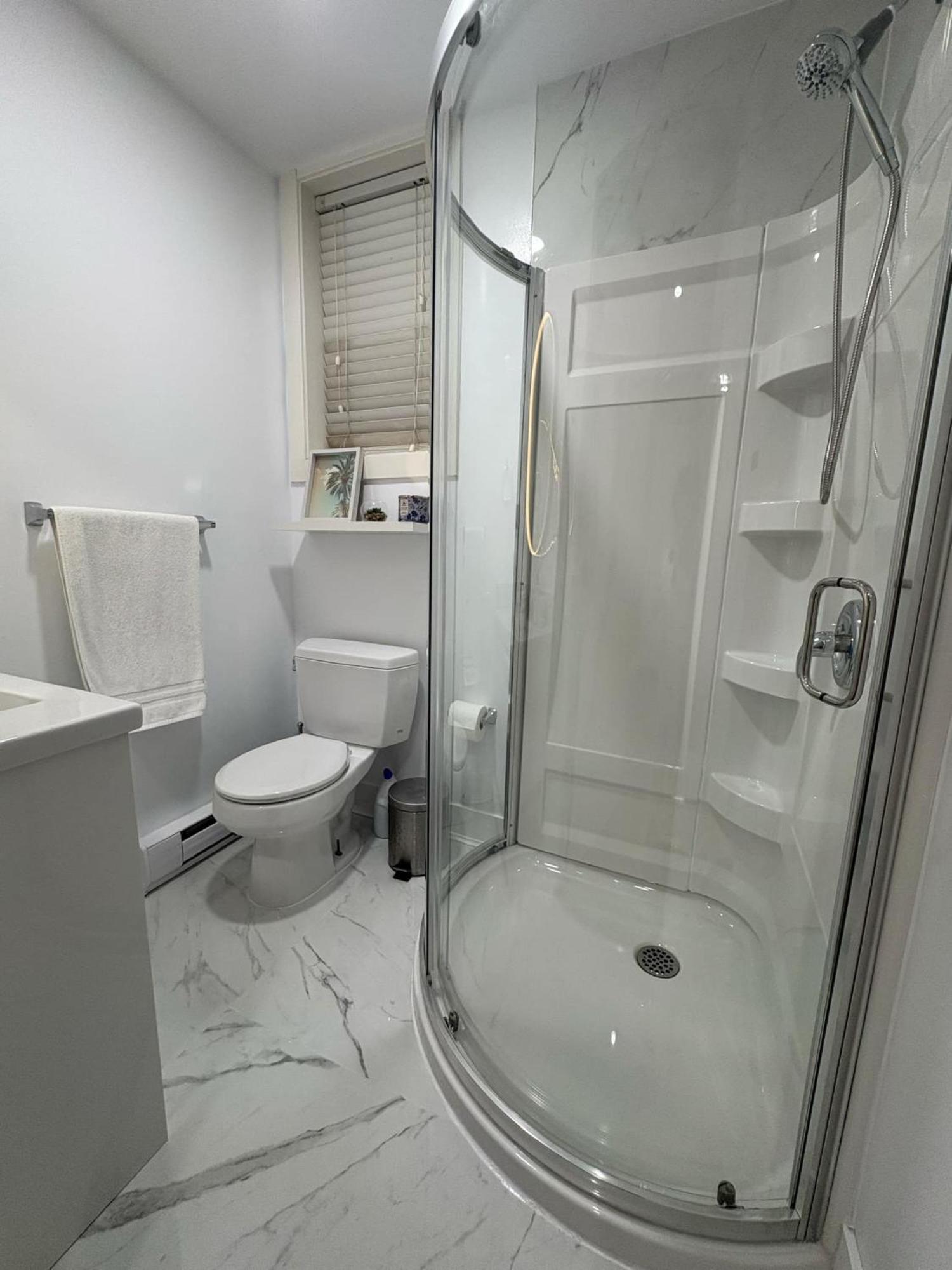 Guest Room With Private Bath In Langford วิกตอเรีย ภายนอก รูปภาพ